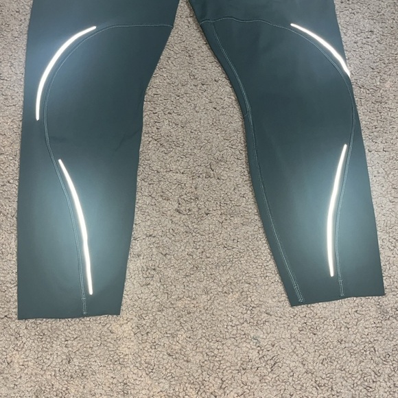 Lululemon Base Pace High-Rise Reflective Tight 25"
Smoked Spruce Green 10 - Picture 5 of 10